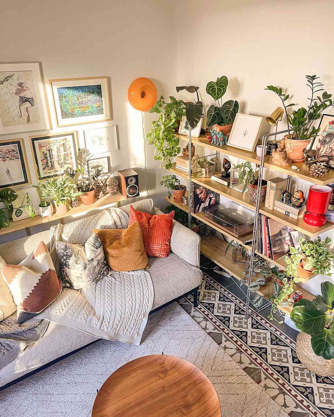 växt hylla bakom soffa