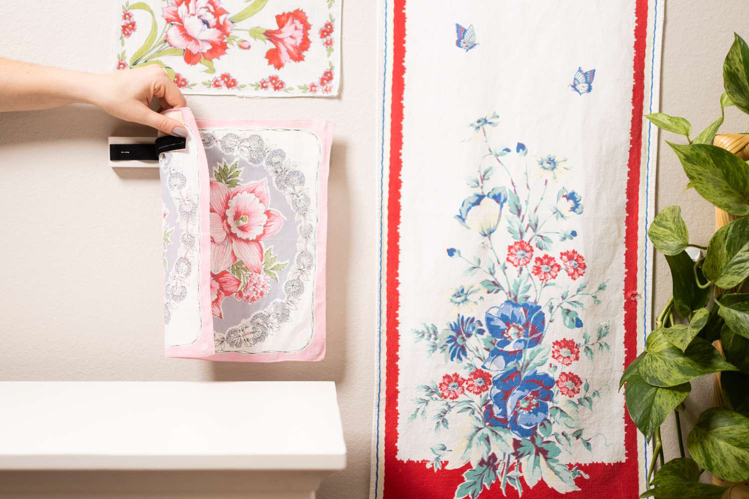 Vintage blommig textil fäst på tavla med kardborreband på väggtavla