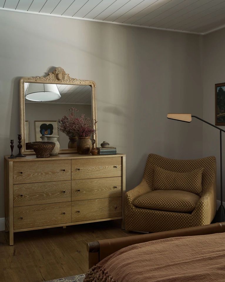 bondgård sovrum med vintage spegel