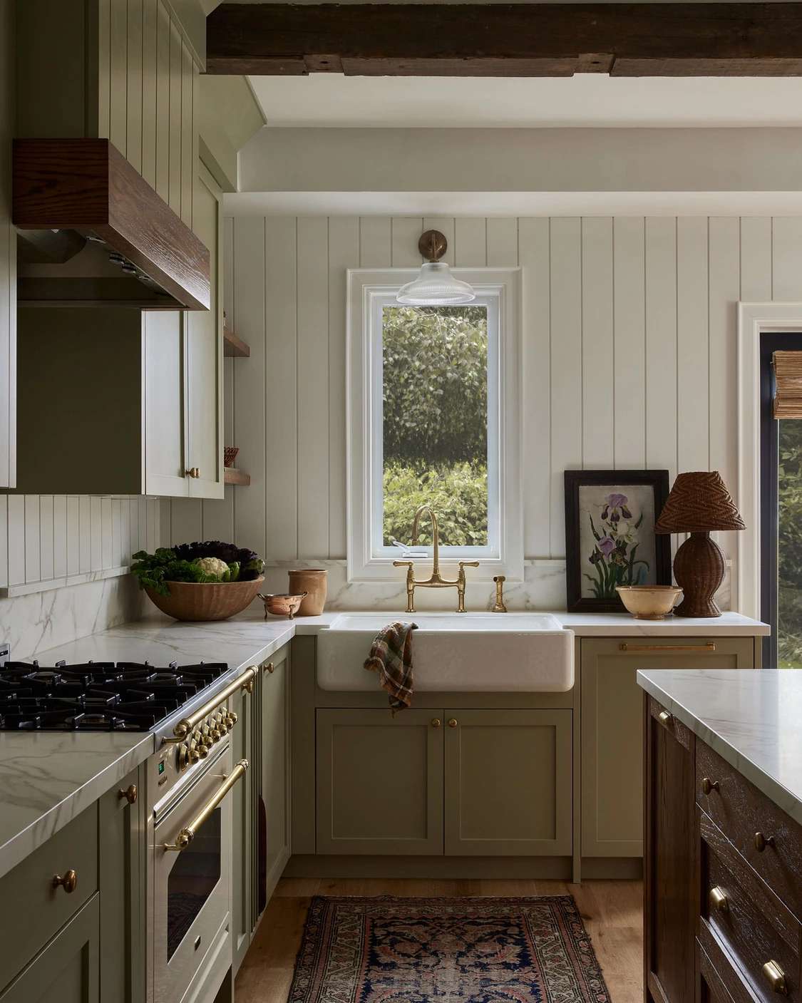 shiplap backsplash och köksfläkt