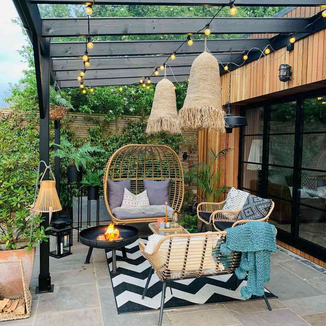 Pergola med belysning och utemöbler