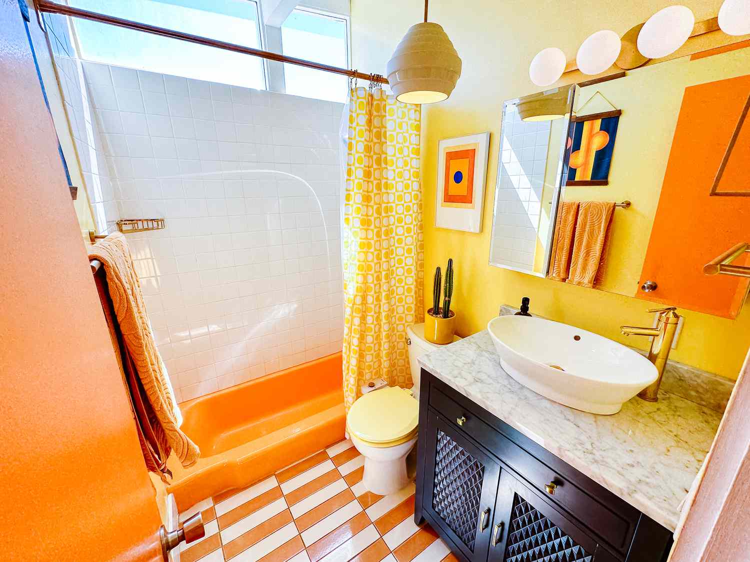 Gult och orange ljust badrum