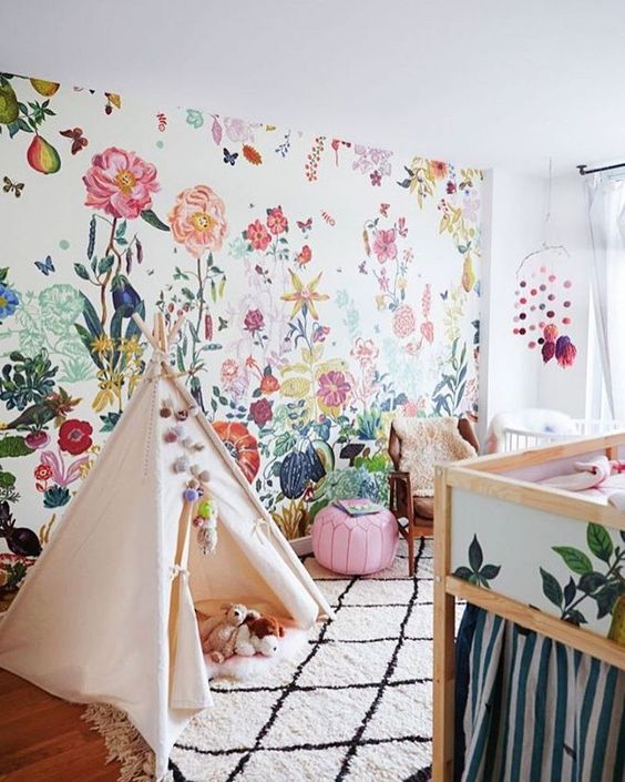 Modern Boho plantskola med underbar blommig accentvägg