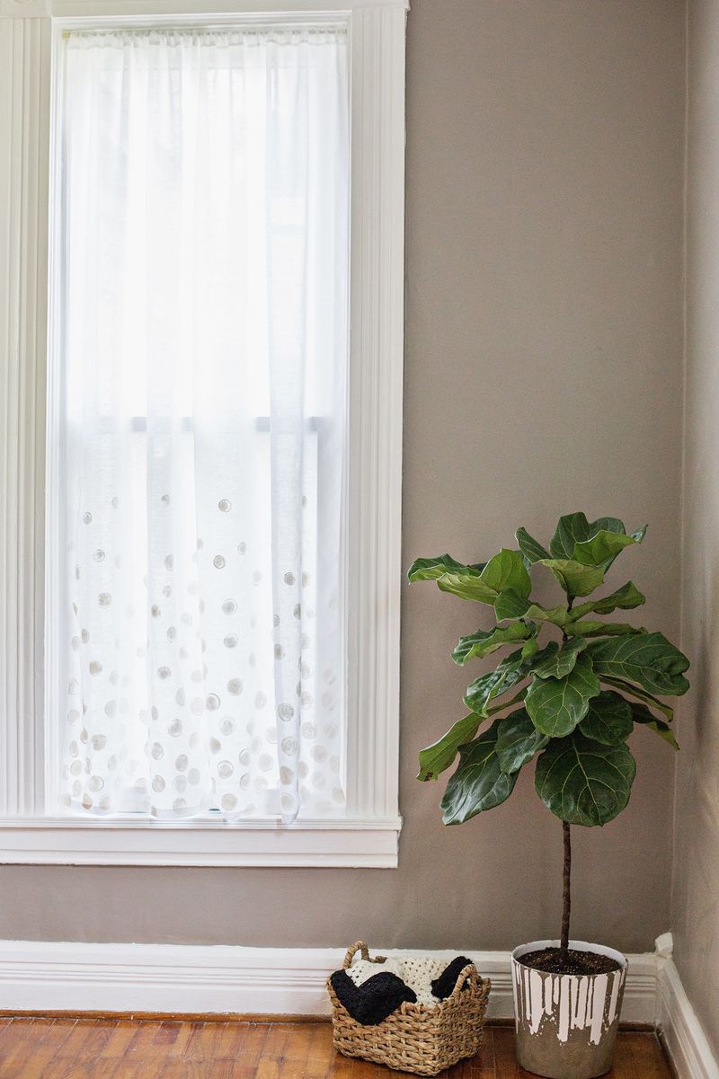 Vita DIY-gardiner med prickar