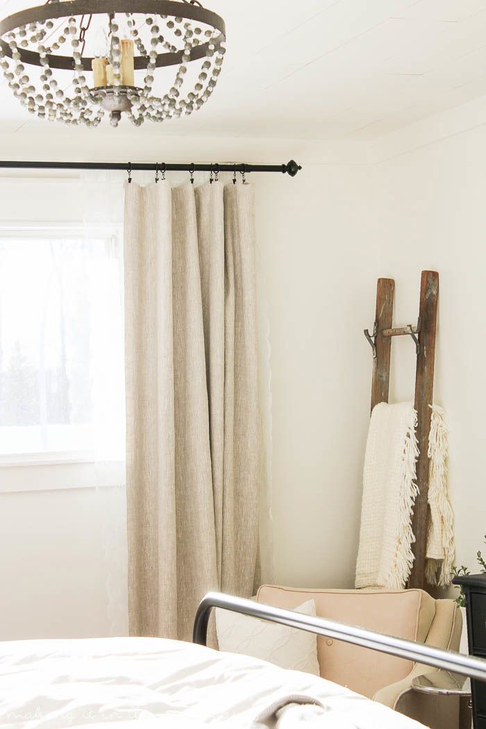 Anpassade fodrade DIY-gardiner i ett sovrum