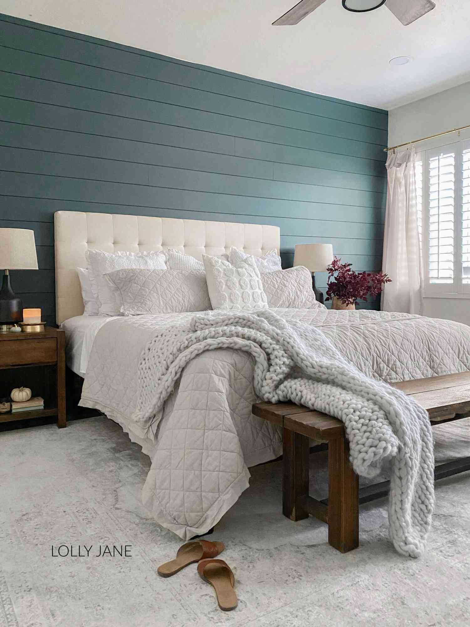 teal grön shiplap vägg