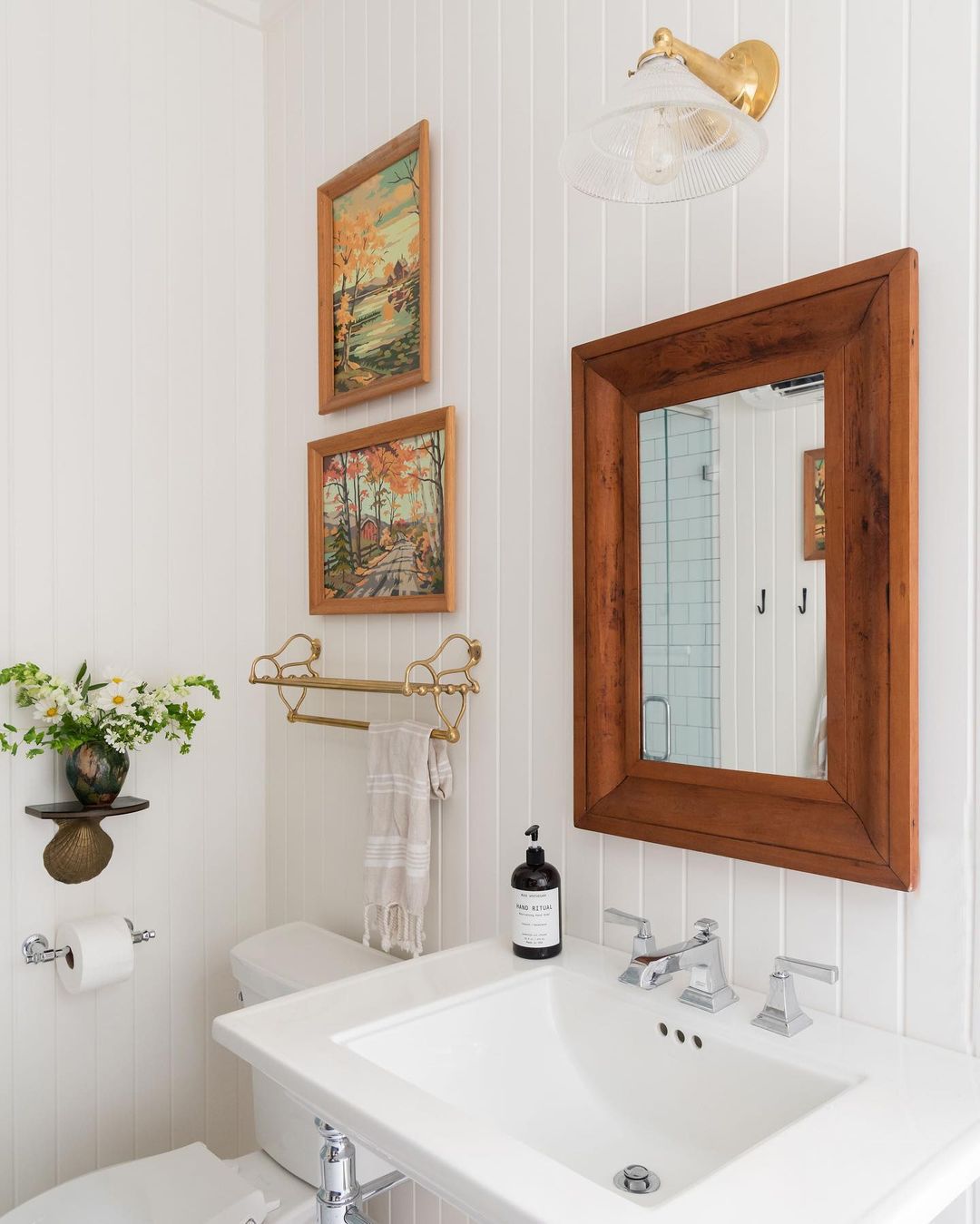 Cabana Bath med gårdsdetaljer Handfat med Shiplap Backsplash