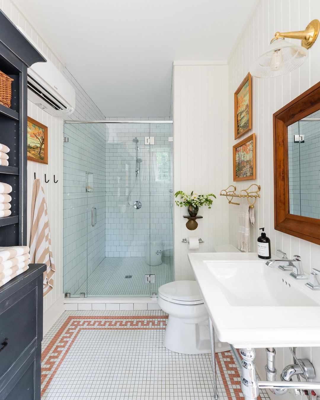 Cabana Badrum med Shiplap Väggar Farmhouse Detaljer