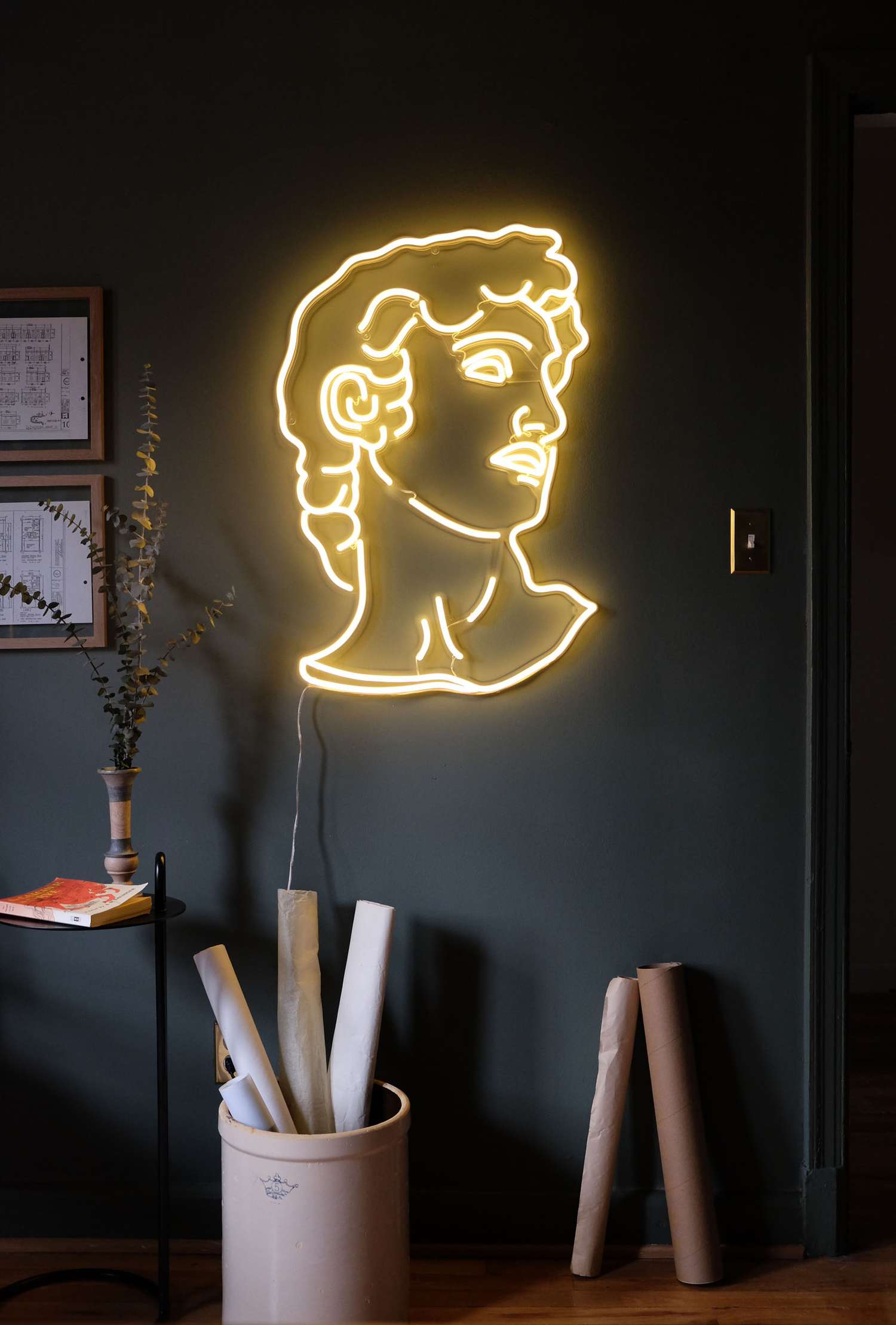 Vägglampa i neon i ett mörkt och stämningsfullt hemmakontor