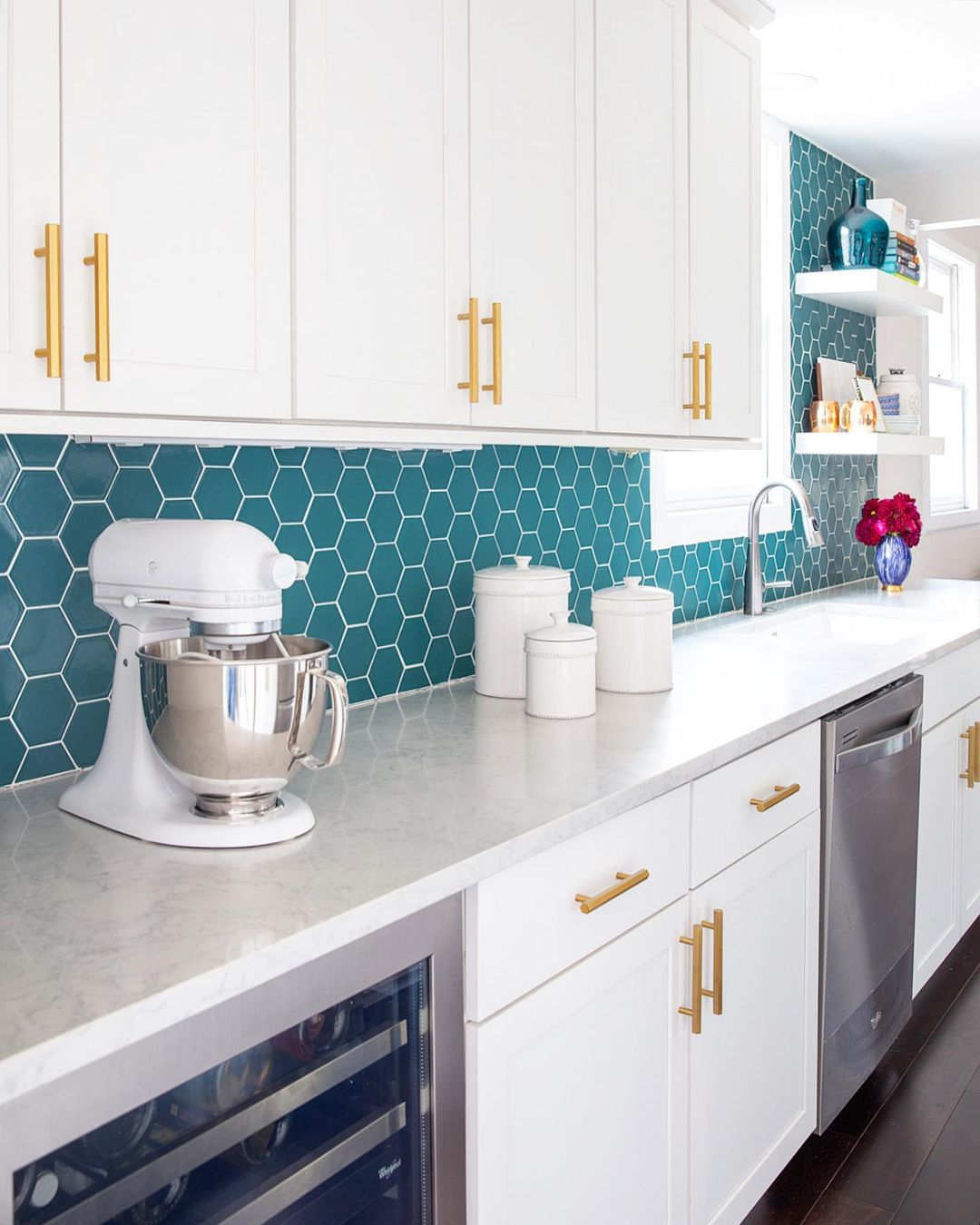 kök med kök med djärv backsplash