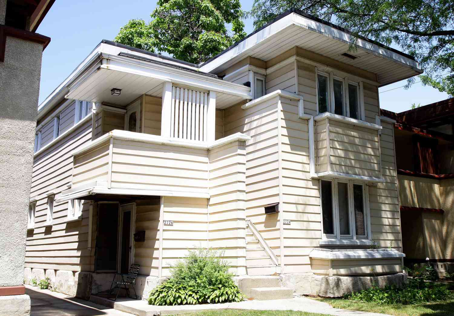 Frank Lloyd Wright-designad duplexlägenhet i Milwaukee, Wisconsin före restaurering