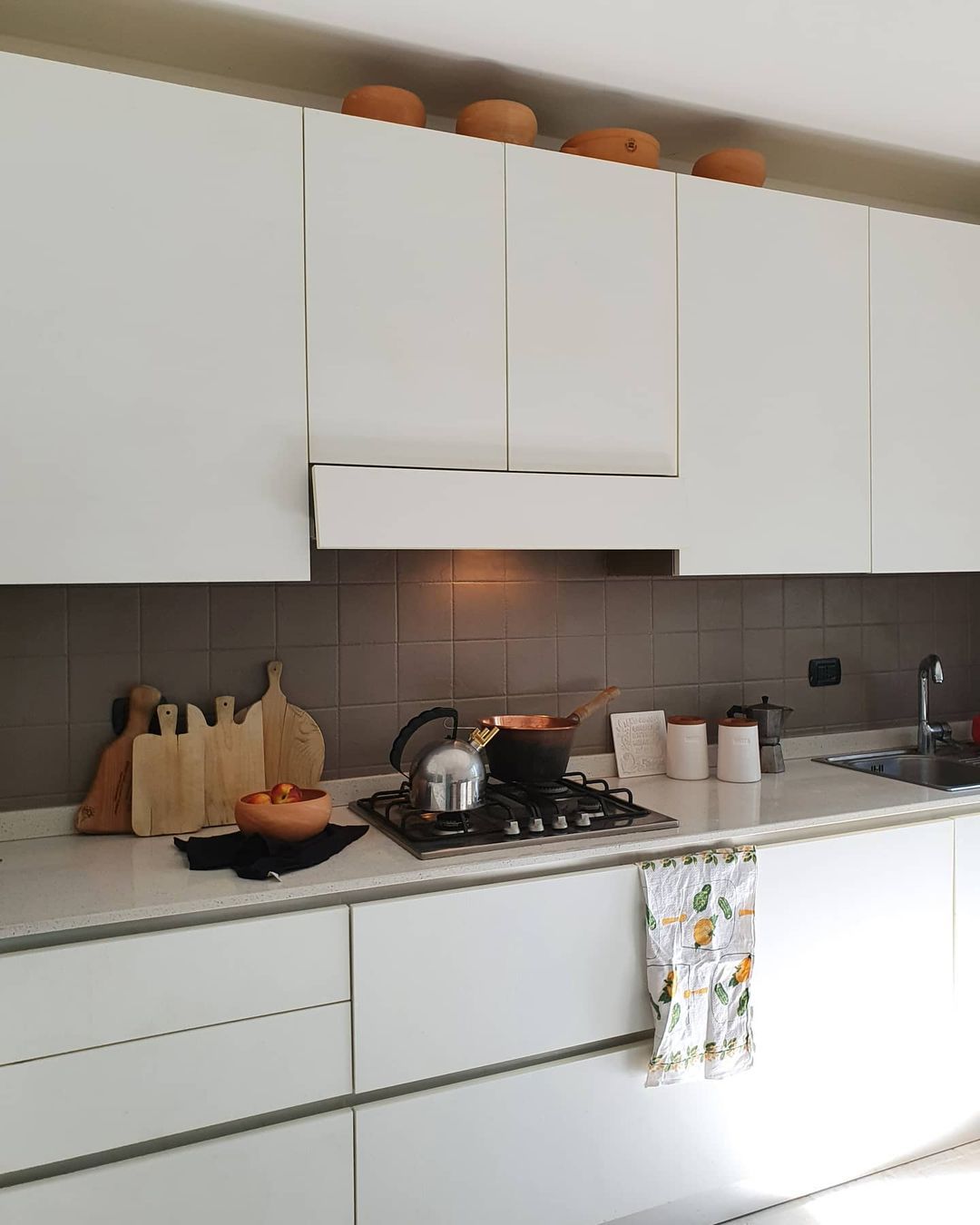 lägenhet kök backsplash makeover idéer