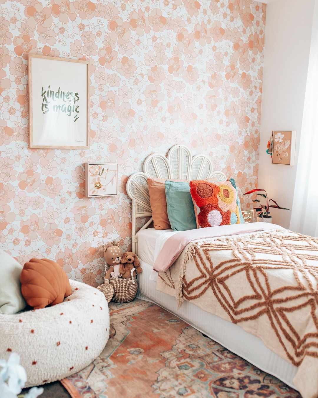 Ett boho-inspirerat tonårsrum med en blommig vägg, en bambusäng och mjuka dämpade färger.