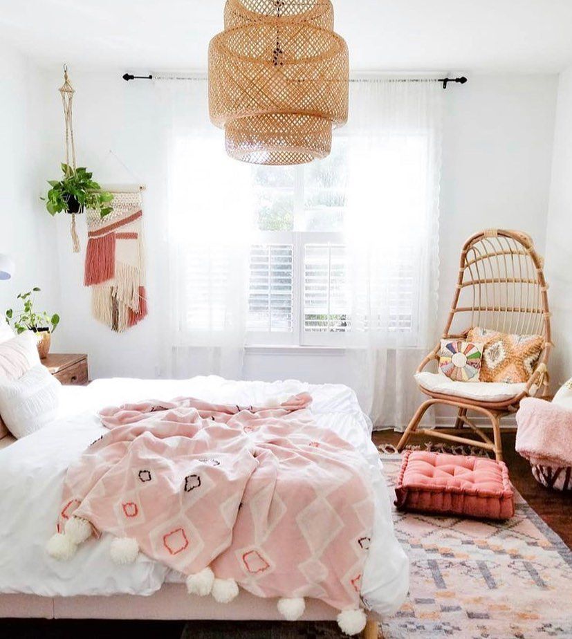 Ett boho-inspirerat sovrum för en tonårsflicka med möbler och belysning i rotting, en makraméupphängning och vita sängkläder.