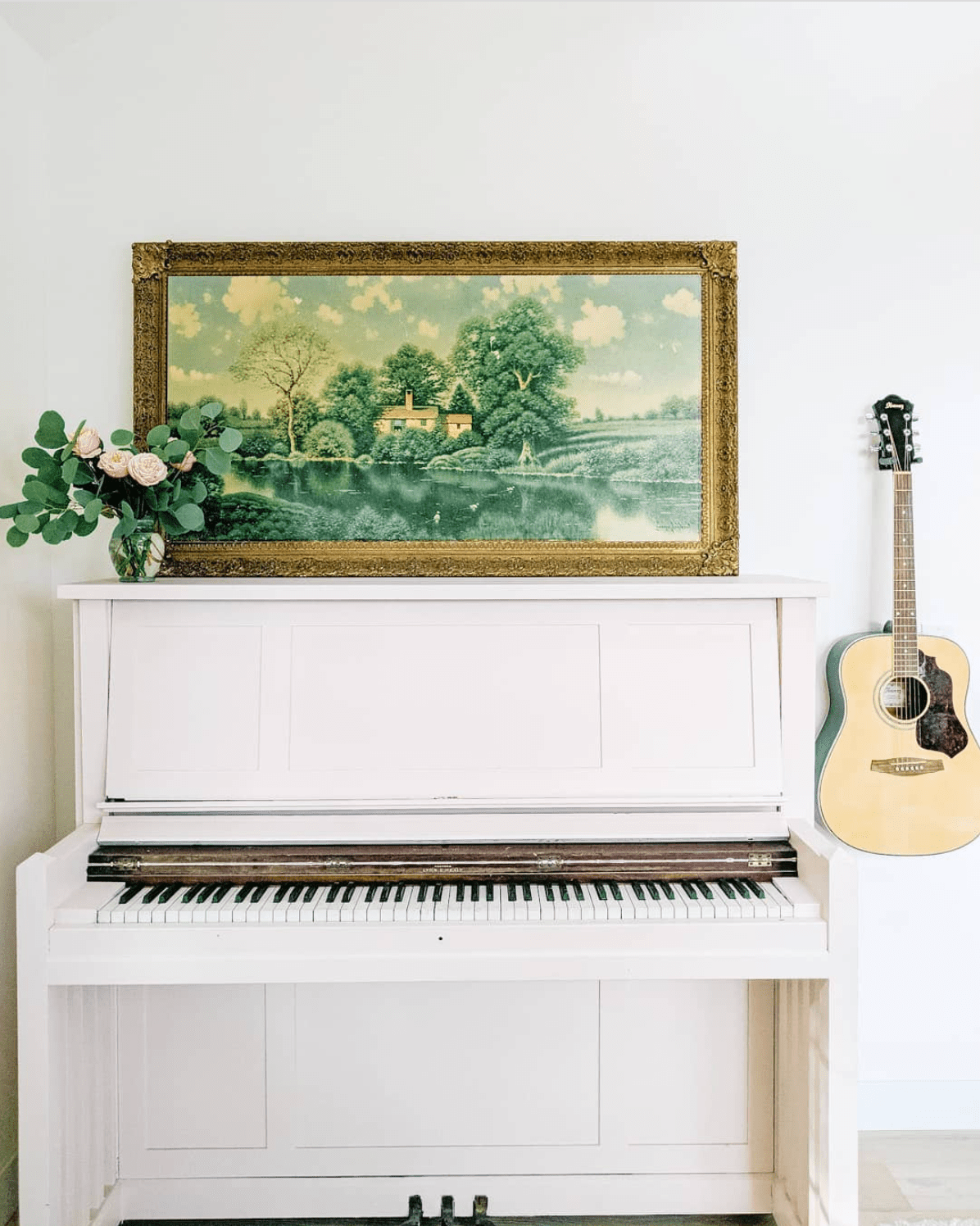 Ljusrosa målat piano 