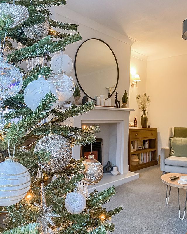 En julgran med ornament i vitt och guld