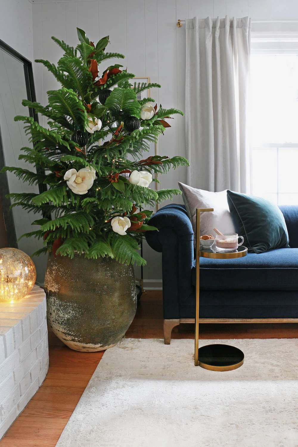 liten julgran i rustik planteringslåda