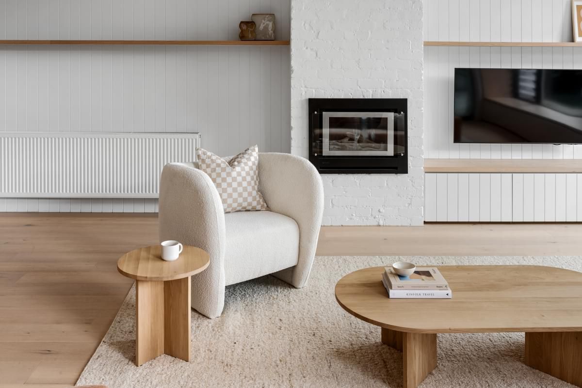 En minimalistisk interiör går i vitt och trätoner