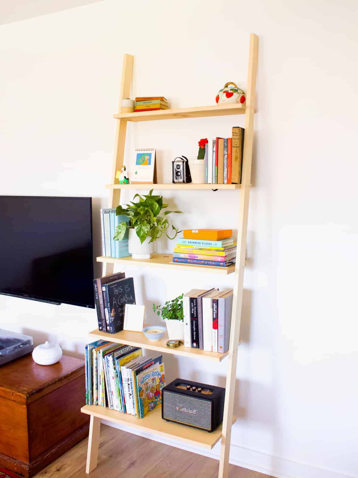 diy lutande bokhylla