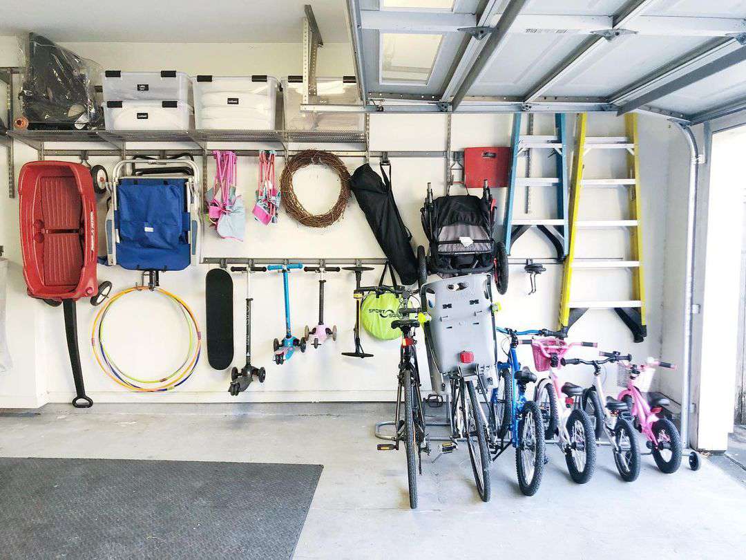 Organiserad vägg och cyklar i ett garage