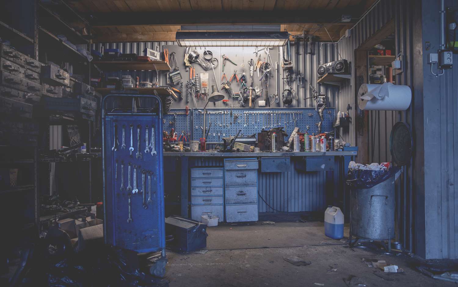 Verktygsförvaring och arbetsyta i ett garage
