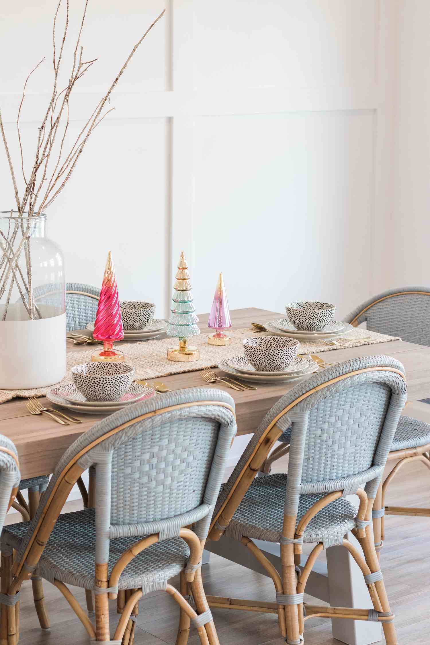 Julbord dukat i pastellfärger