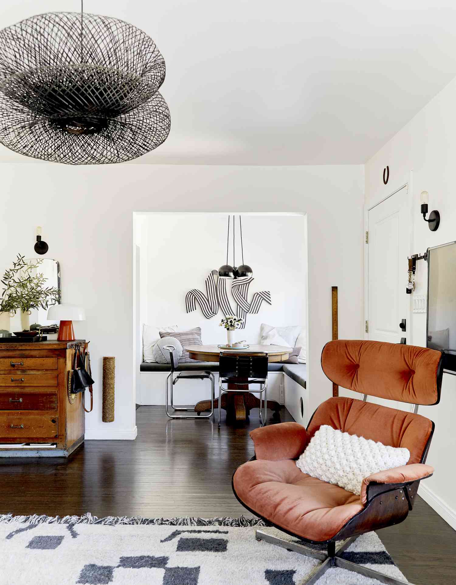 Marockansk shagmatta och stol i Eames-stil