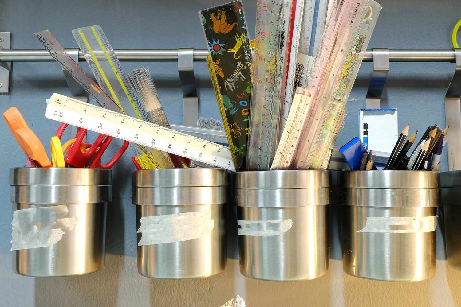Hängande metallbehållare med hantverksmaterial