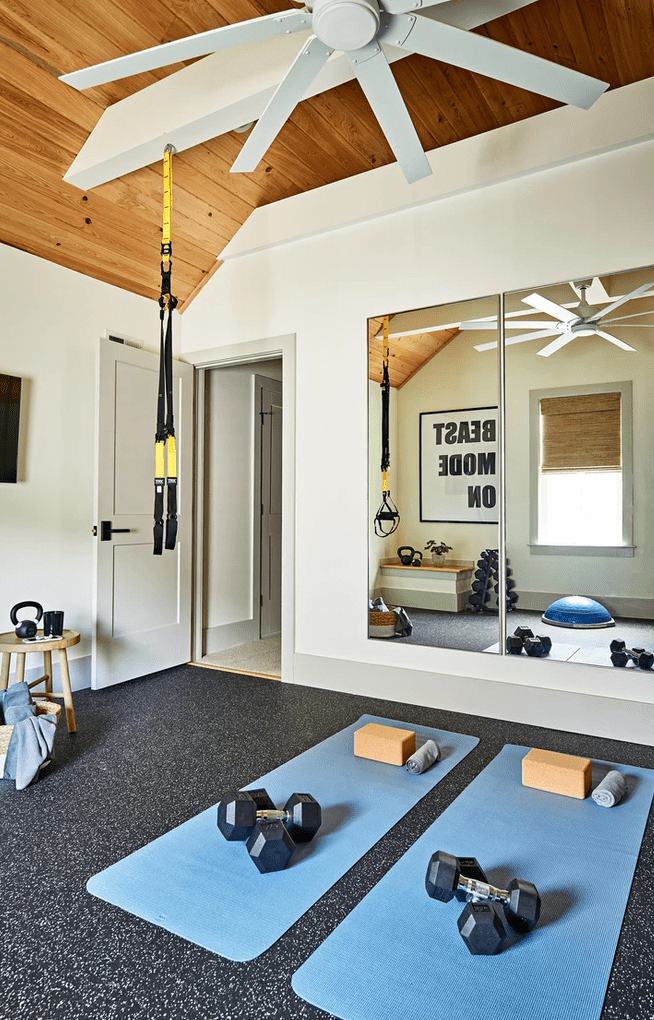 hemmagym med speglar och yogamattor
