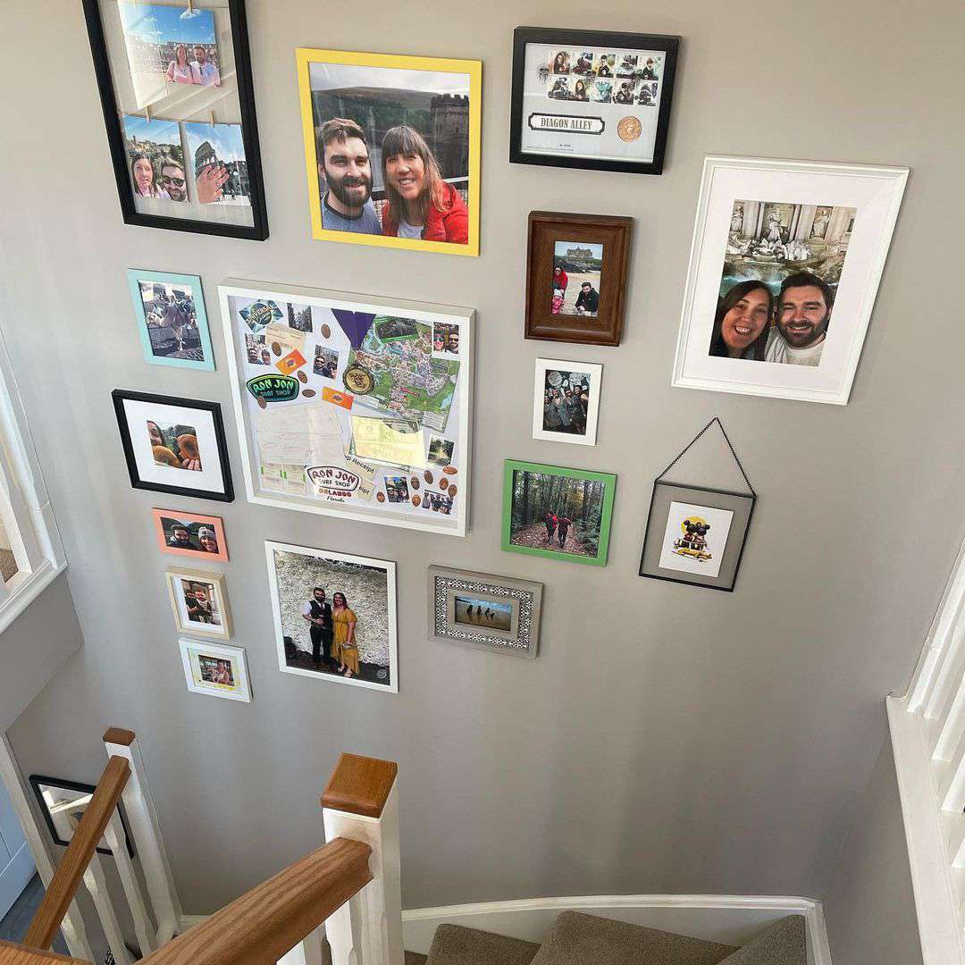 familjefoton i trapphuset