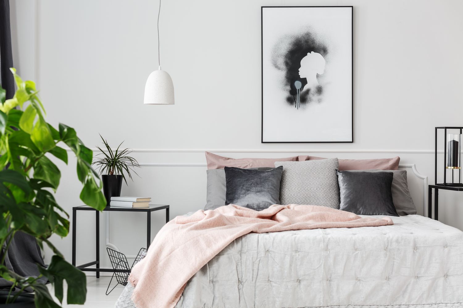 Grå och silverfärgade kuddar på en säng