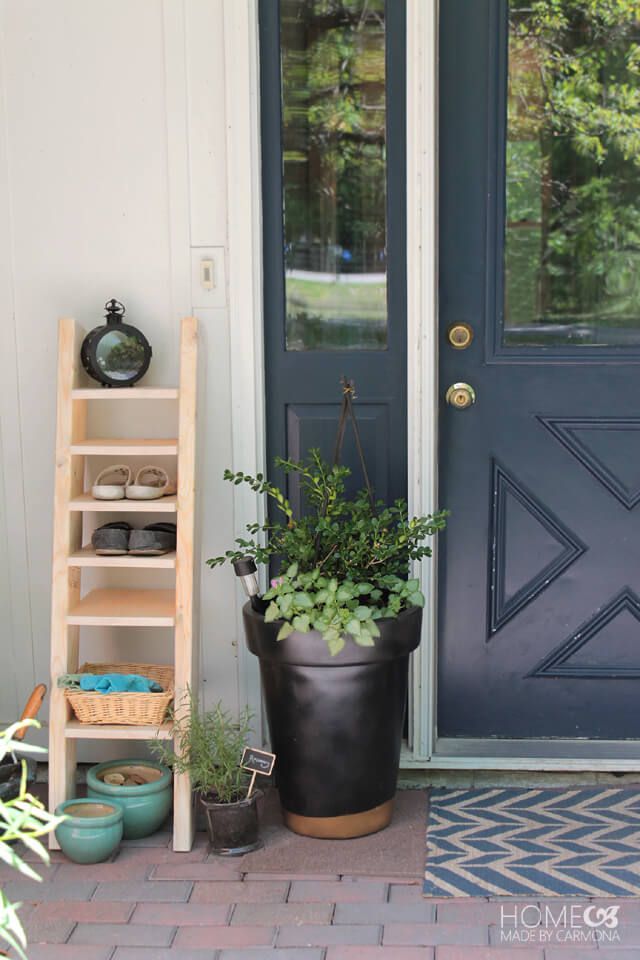 En DIY-skostege på en veranda
