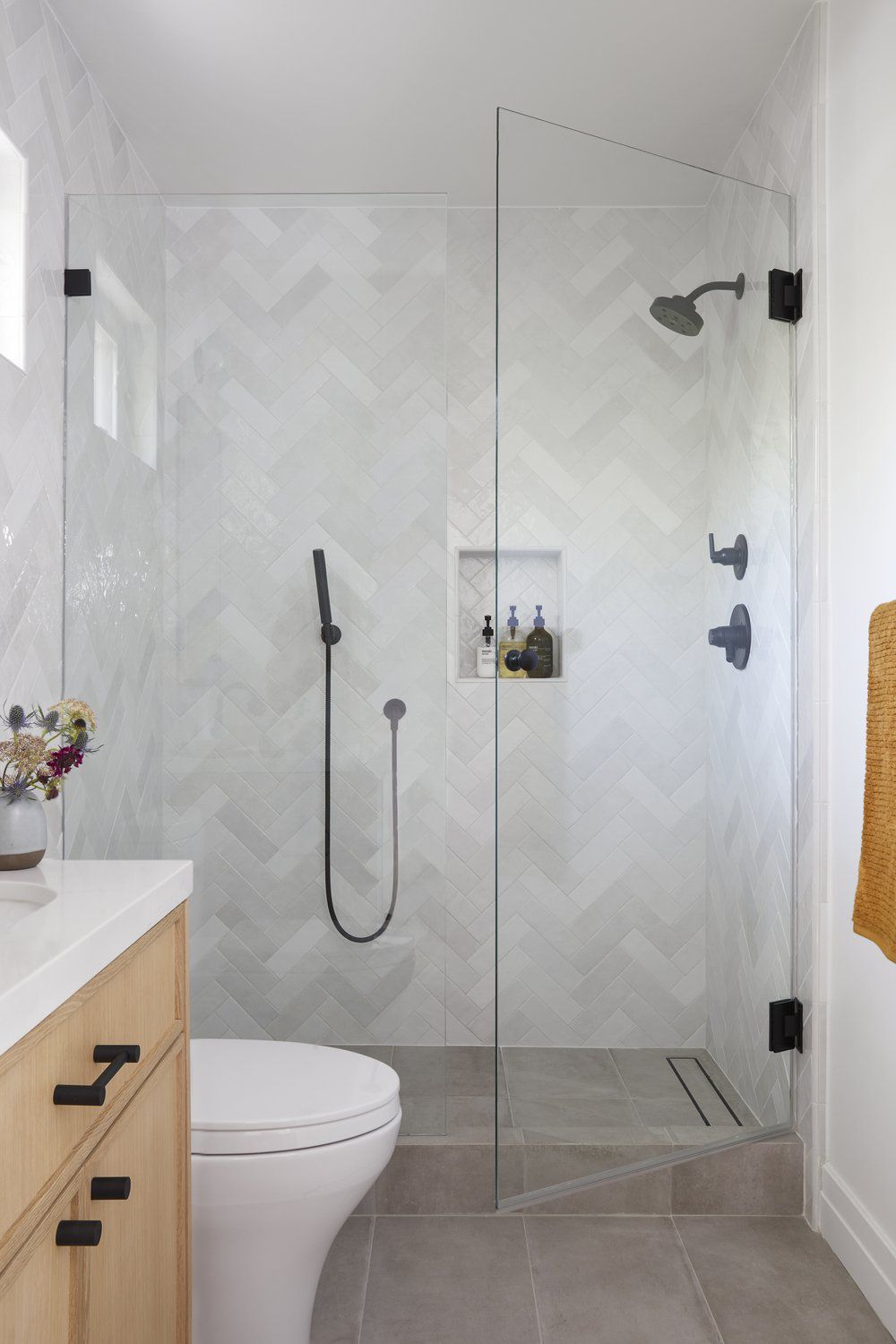 Walk-in dusch med chevron kakel