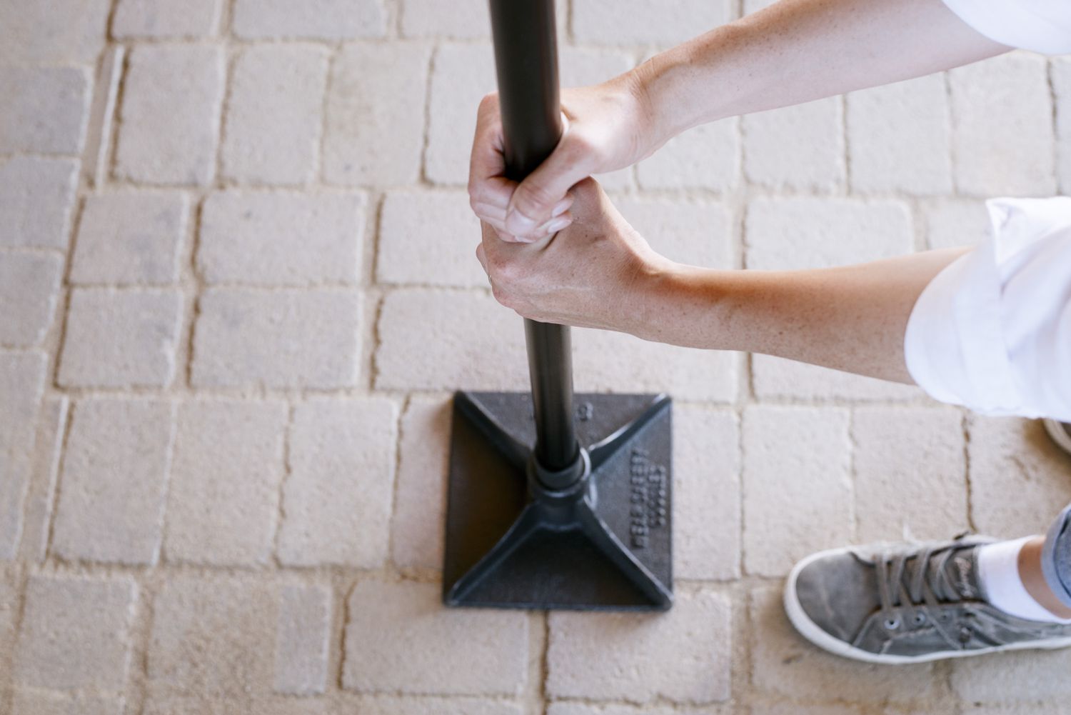 Person som stampar ner betongplattor