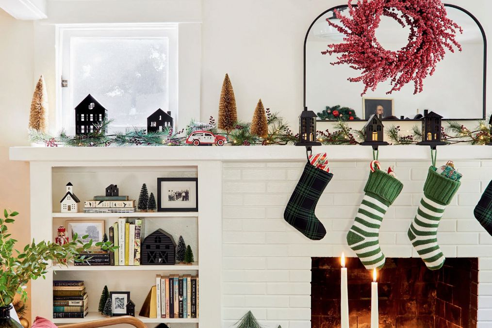 Mantel dekorerad för jul