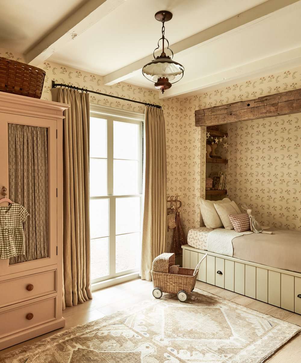 Barnrum i cottage-stil med en inbyggd säng med en förvaringslåda täckt av shiplap
