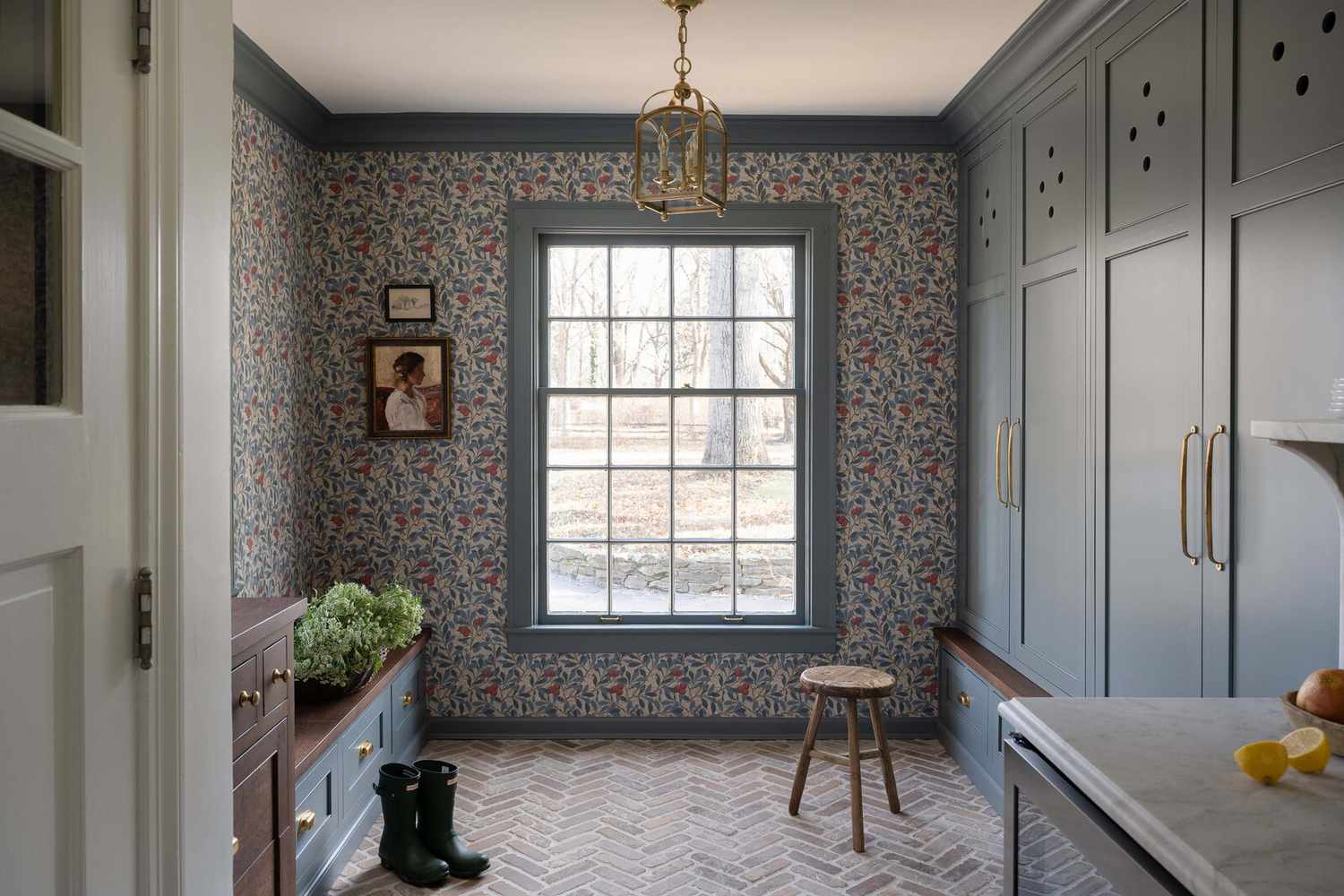 Entré mudroom med en hängande lyktarmatur.