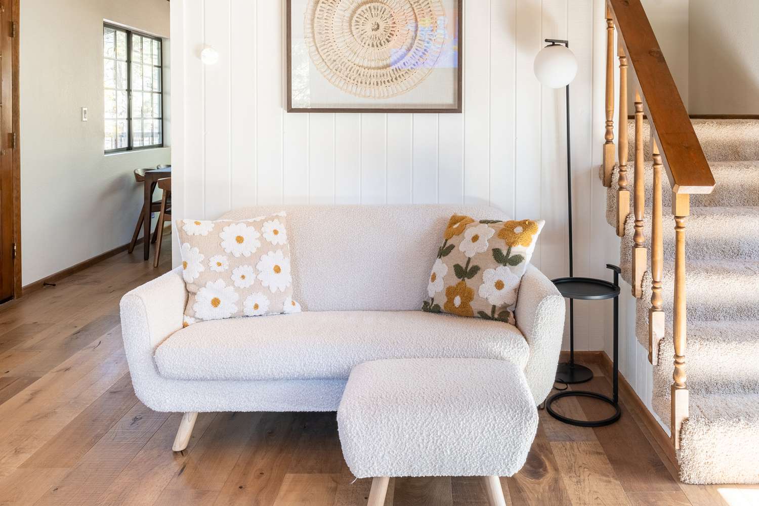 Framsida av en boucleloveseat och ottoman