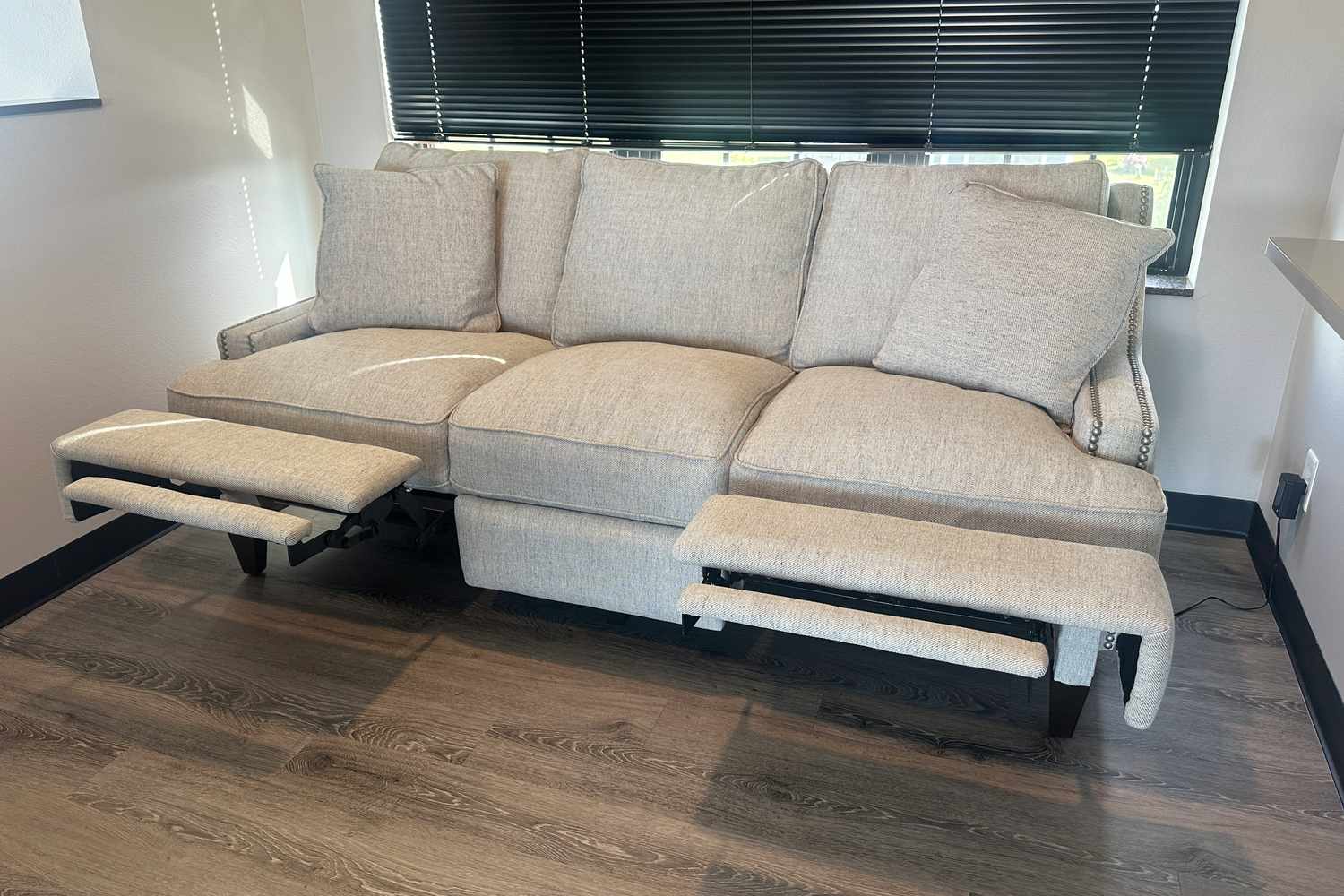 Wayfair Winston Porter Logan 83 "stoppad Power Reclining Sofa lutad