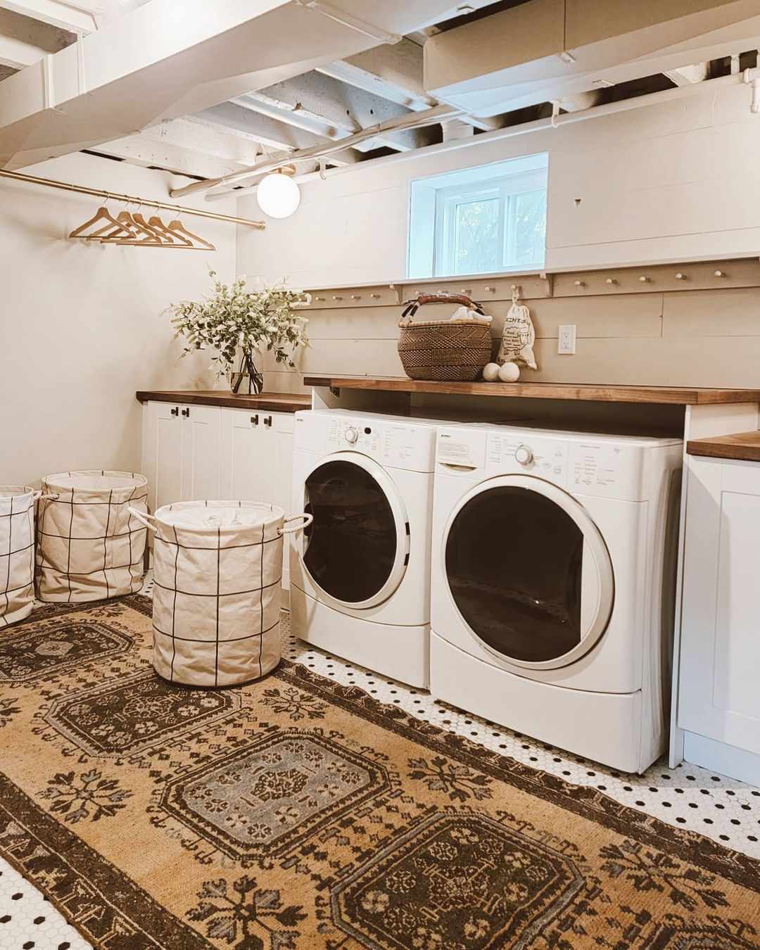 Tvättstuga i källaren med en slitstark matta i vintagestil