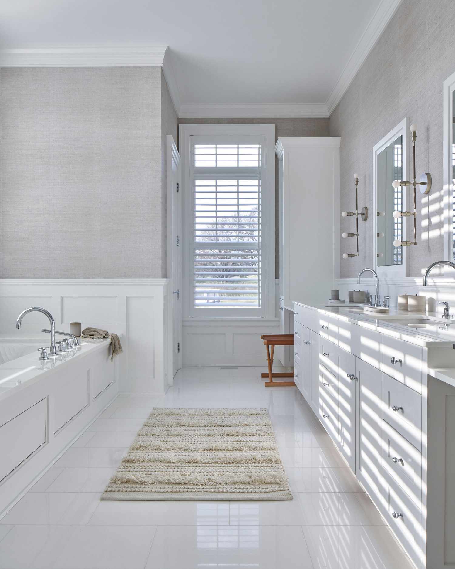 vitt badrum wainscoting runt inbyggt badkar