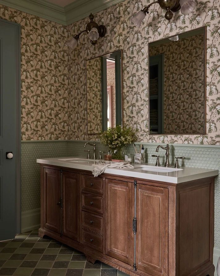 penny kakel badrum wainscoting