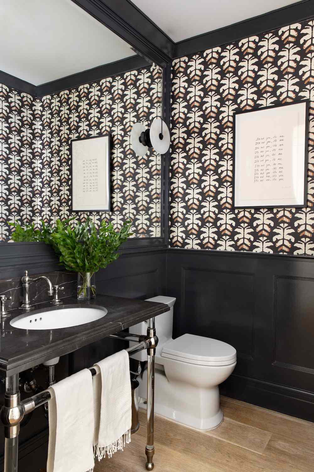 matt svart badrum wainscoting