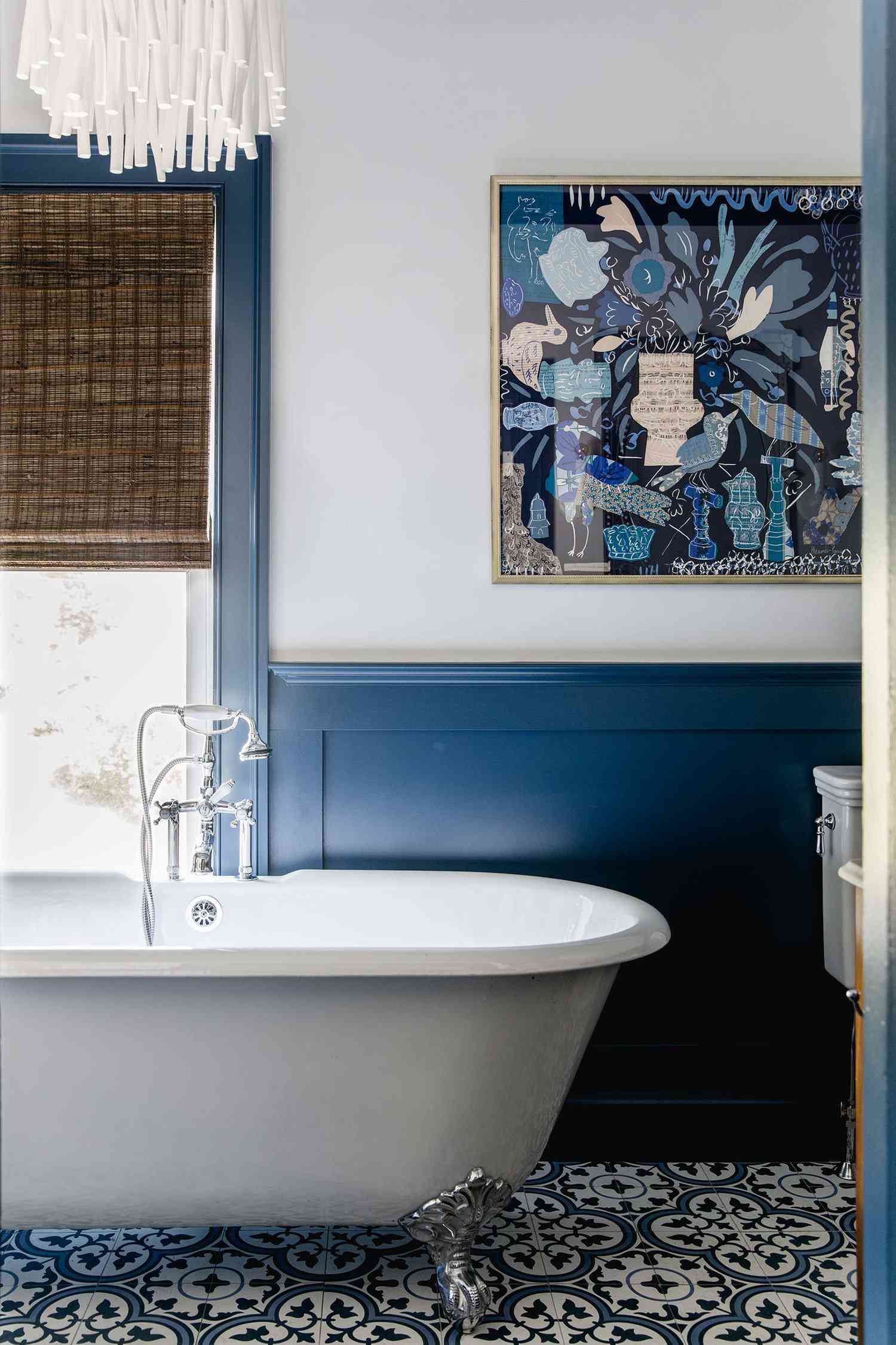 kungligt blått badrum wainscoting