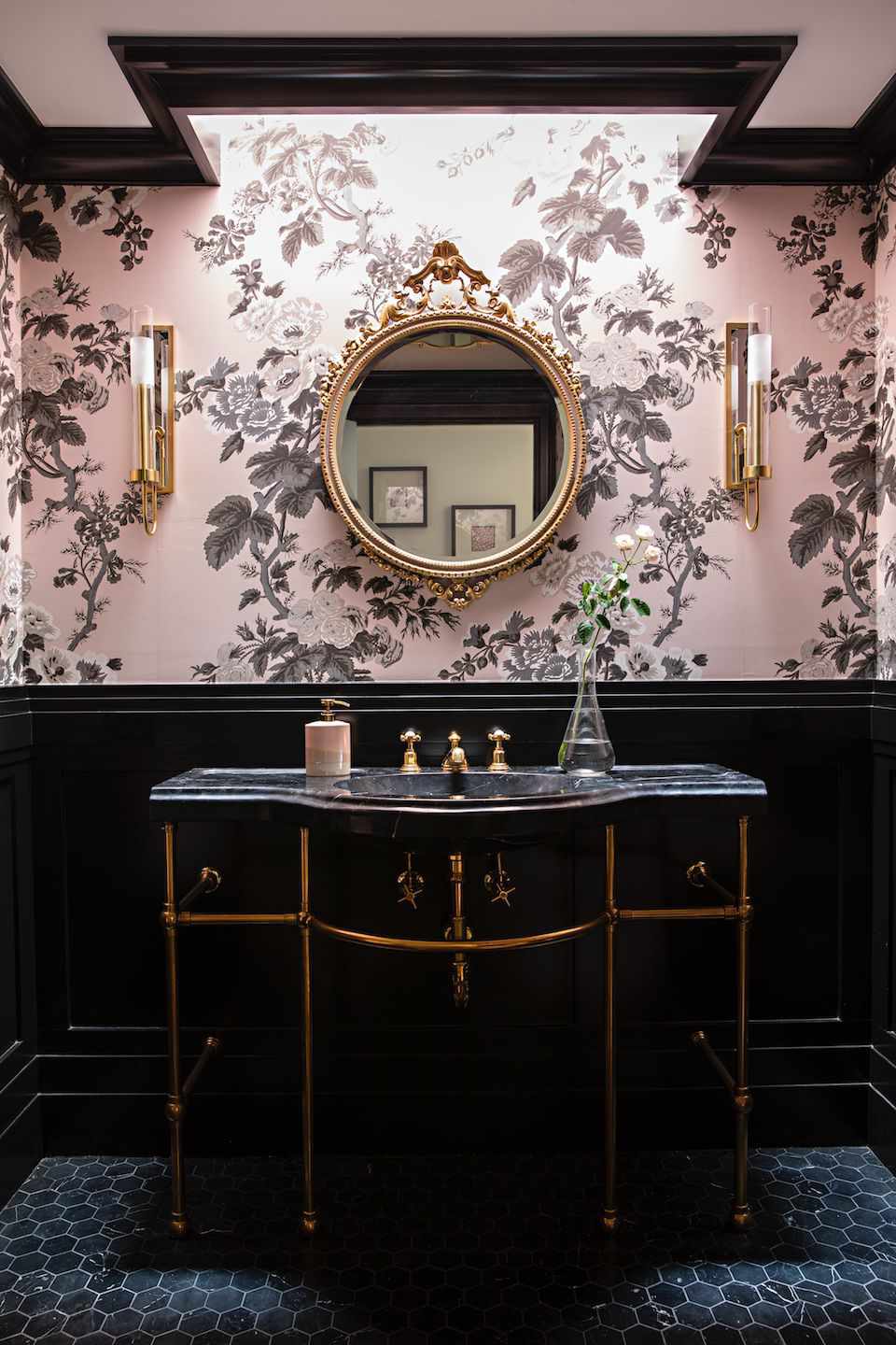 svart badrum wainscoting