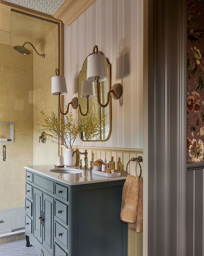 målade gult badrum wainscoting