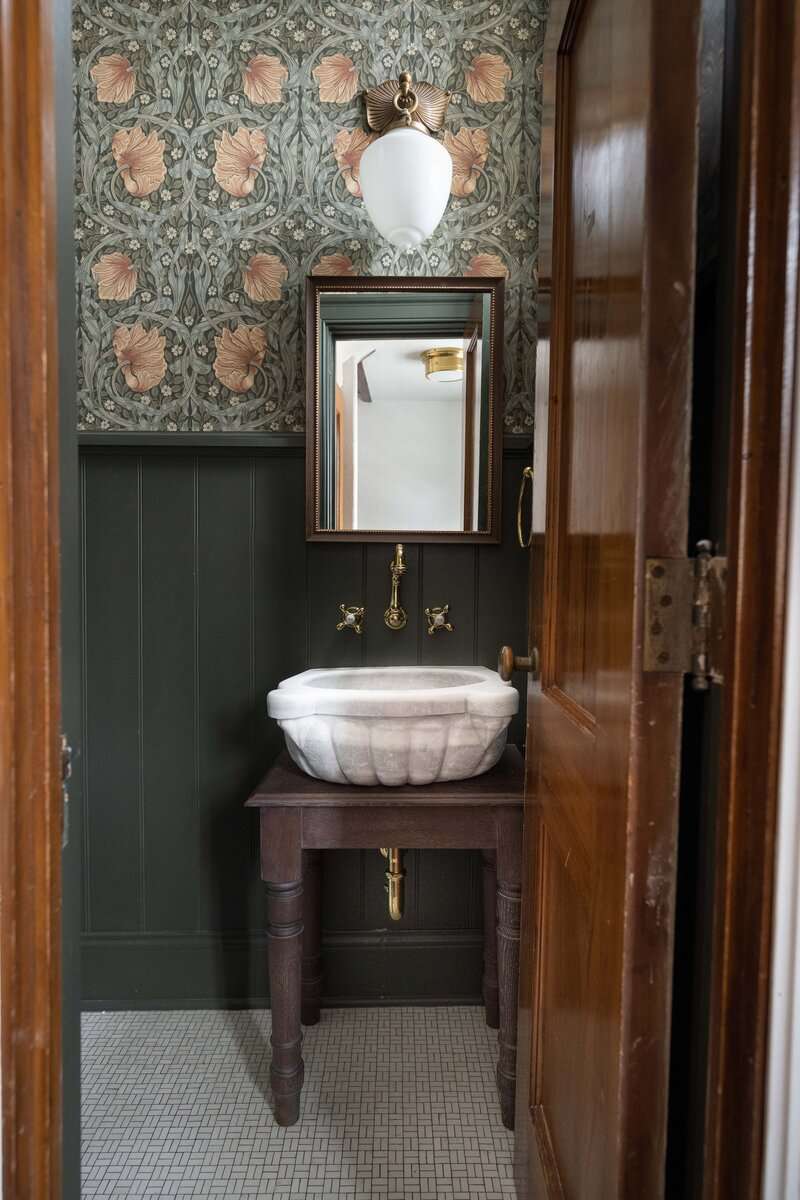 art deco badrum wainscoting