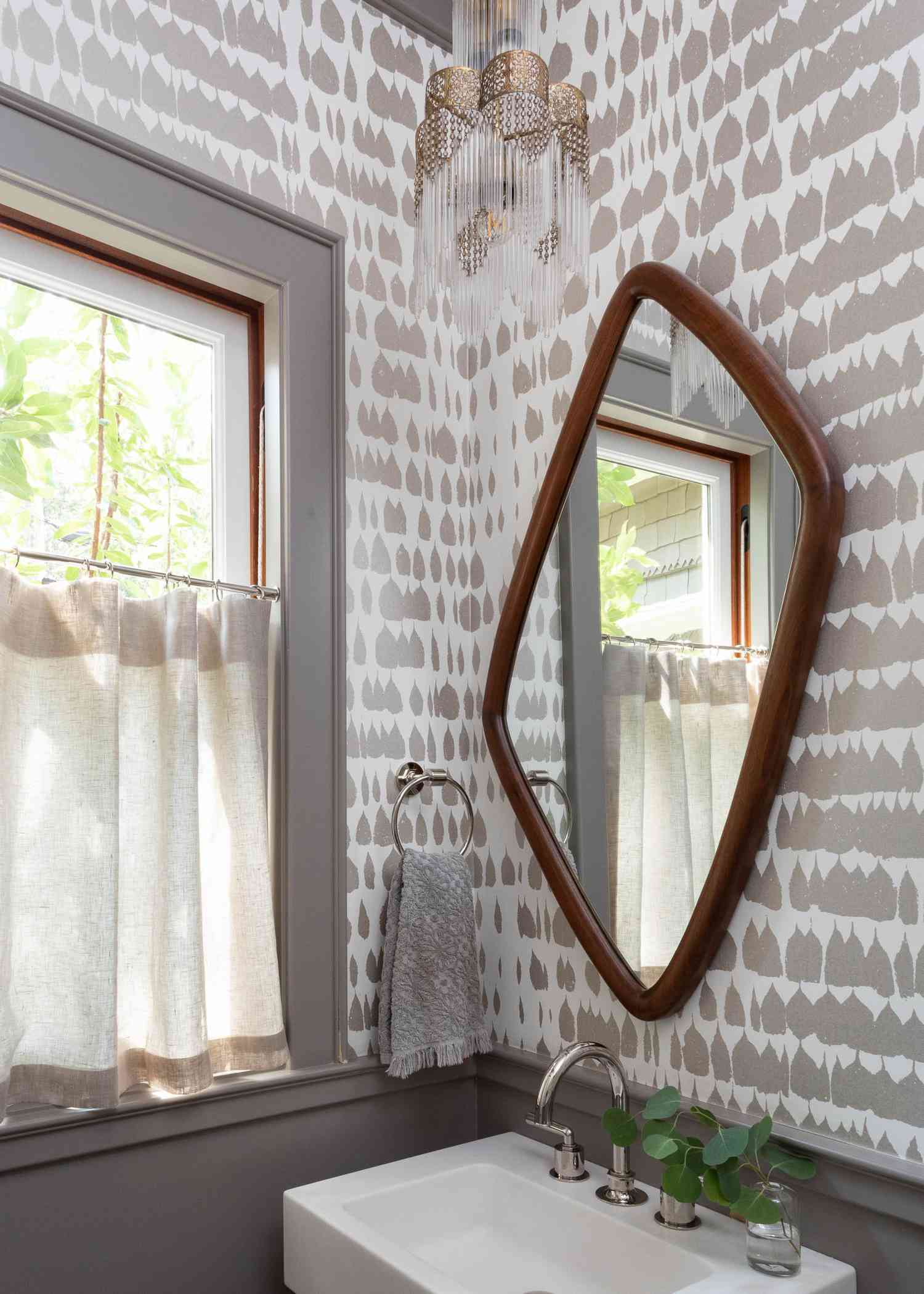 målade grå badrum wainscoting
