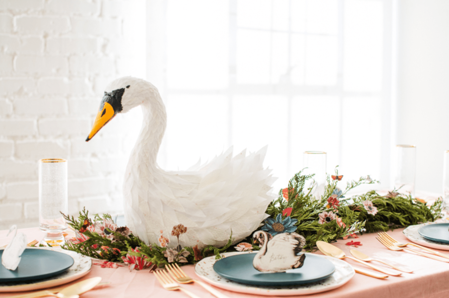 diy papper svan mittpunkt för julbord