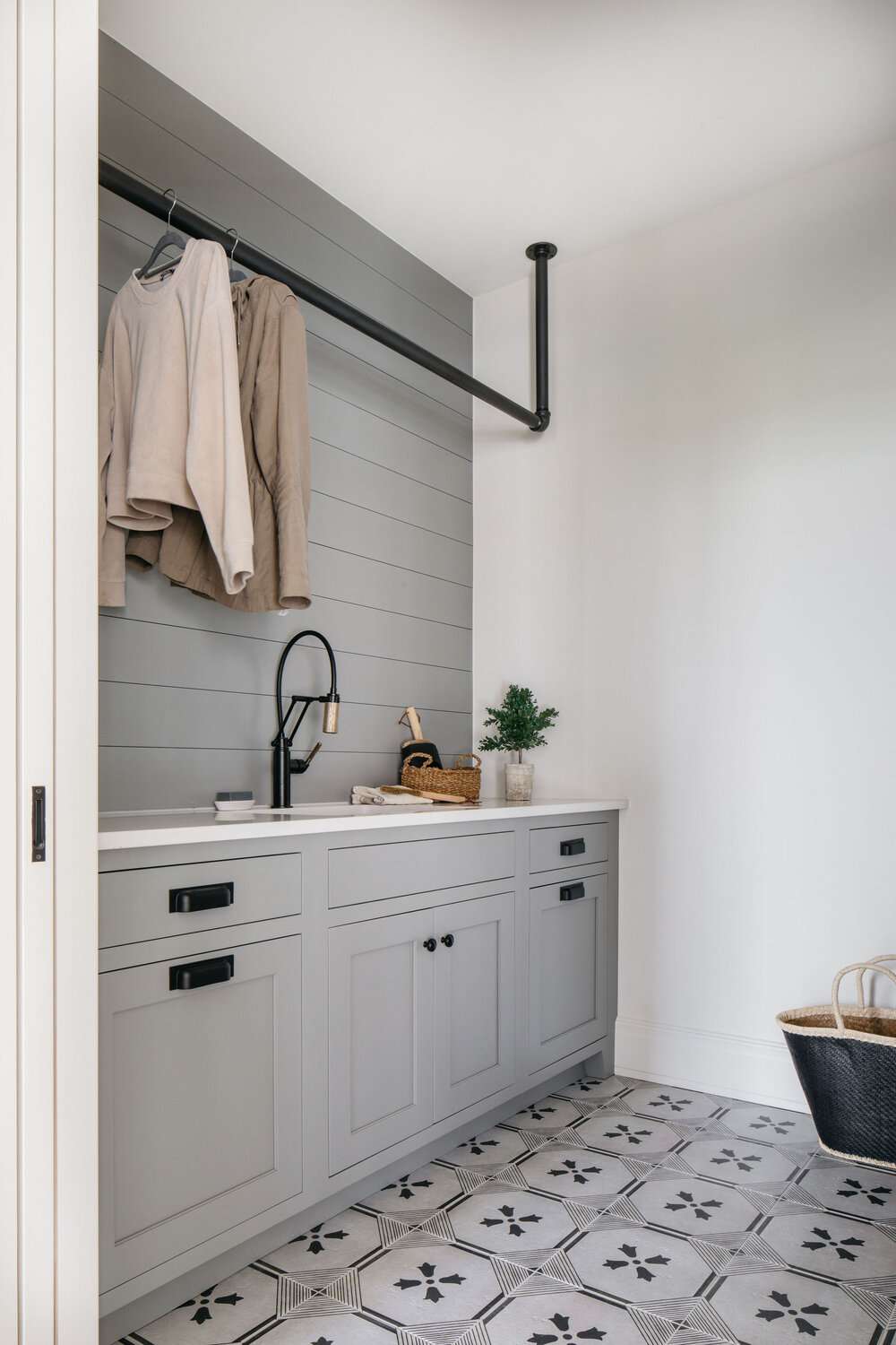 bondgård tvättstuga med shiplap accentvägg